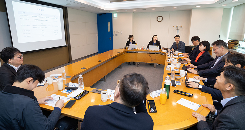 포스코그룹 주요 사업회사인 포스코홀딩스와 포스코인터내셔널, 포스코이앤씨, 포스코퓨처엠, 포스코디엑스의 사회공헌 부서장을 비롯하여, 2030세대를 대표하는 영보드 위원이 참석한 모습