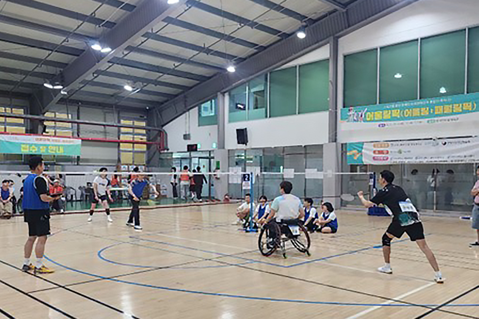 포스코 임직원과 장애인 생활체육 선수들이 2인 1조를 이뤄 여러 종목의 스포츠를 즐기는 활동으로 진행함