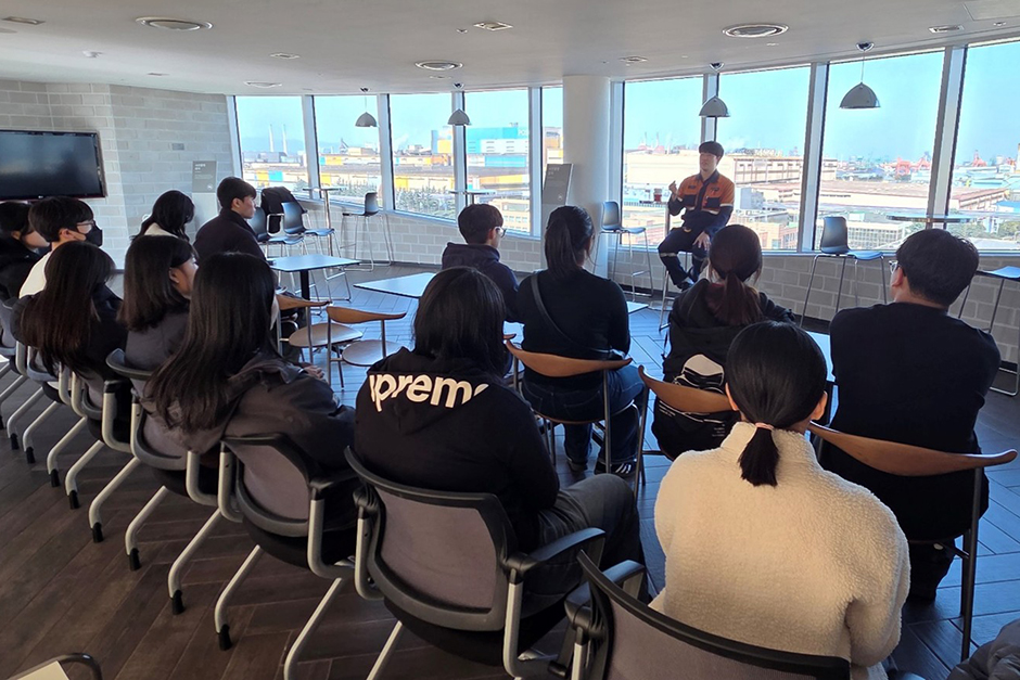 포어스 참여 학생들에게 포스코 현직자가 직무 설명 및 취업에 대한 조언을 하고 있다