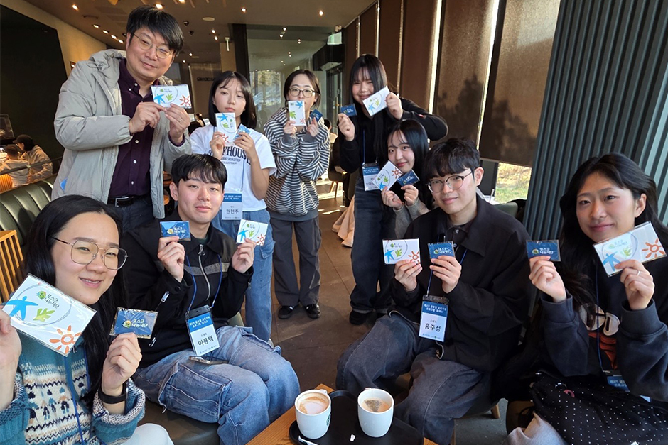 포스코1%나눔재단 굿즈를 받고 멘토링을 진행하고 있다