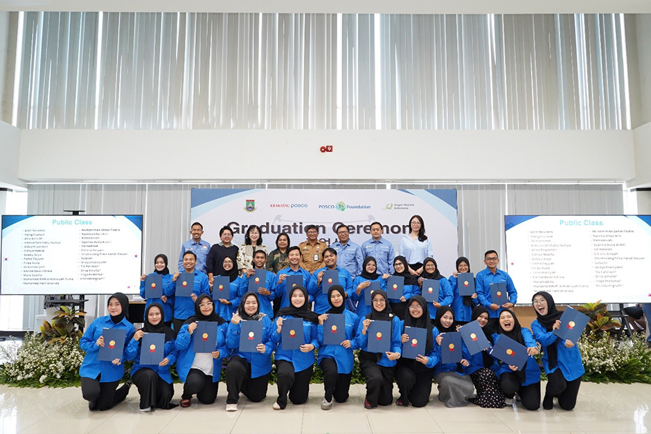 찔레곤 한글학교 학생들이 수료증을 받고 기념촬영을 하고 있다