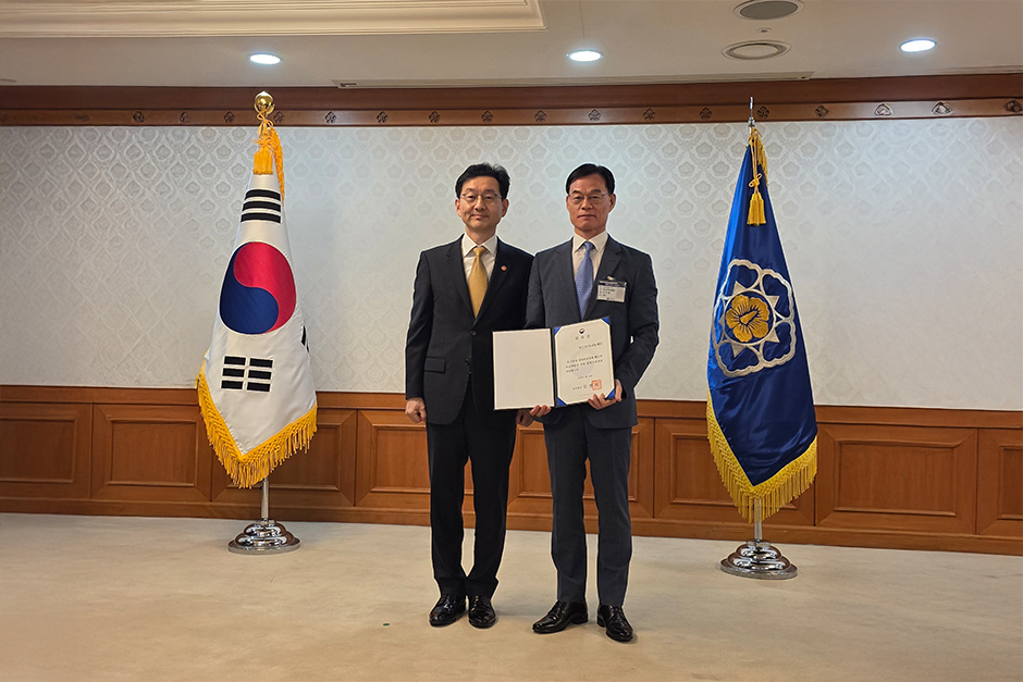 포스코홀딩스 신건철 경영지원본부장이 국무조정실장으로부터 천명수호처 위촉장을 받았다