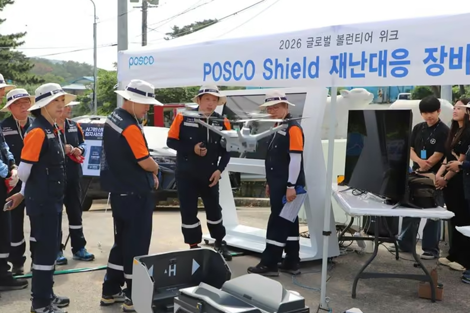 심민석 포스코DX 사장(왼쪽 세번째)과 포스코DX 사회공헌 관계자들이 산불감지 드론을 시연해 보고 있다. 포스코DX 제공